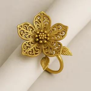 Anneau de serviette en métal haut de gamme pour la décoration de mariage, idéal pour les tables de réception, la mise en scène des dîners et les événements. - Product Image 2