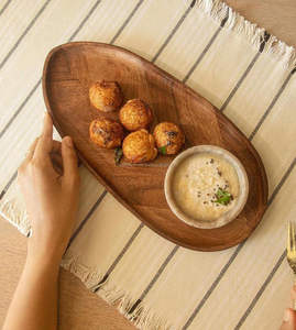 ถาดเสิร์ฟไม้อะคาเซียขนาดใหญ่งานฝีมือสุดหรูพร้อมดีไซน์ใบและด้ามจับไม้ไผ่ทรงกลมสำหรับใช้ในห้องครัวและบ้าน - Product Image 4