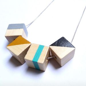 Collier en bois de conception éthique fait à la main pour femmes, artisanat en bambou et en bois - Product Image 5