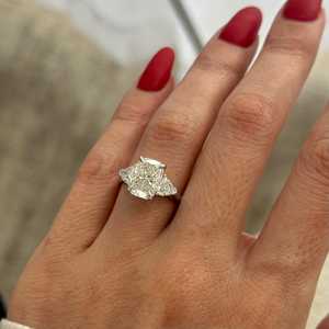 Bague de fiançailles à trois pierres en diamant de laboratoire allongé de 3 carats, or blanc 14 carats, taille trillons, certifiée IGI - Product Image 6