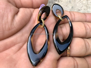 Boucle d'oreille créative en corne de buffle Produit fait à la main Brillant Poli Haute qualité Boucle d'oreille en corne de buffle Vente en gros Meilleures fournitures FWE - Product Image 4