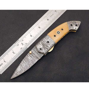 Couteau pliant multifonction en acier Damas Viking Art, 7,5 pouces, manche en os avec étui en cuir - Product Image 1