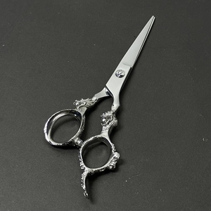 กรรไกรตัดผมดีไซน์ลายมังกรสุดหรู – กรรไกรตัดผมทำมือพร้อมใบมีดสลักลายและด้ามจับตามหลักสรีรศาสตร์ - Product Image 5