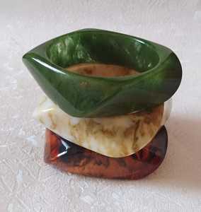 Bracelet manchette en résine marbrée verte, blanche et marron, rond, unisexe, tendance, cadeau - Product Image 1