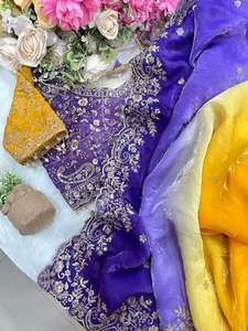 Tissu Fendi Sartin très doux et élégant, au look riche, avec de magnifiques broderies, travail de sequins de 3 mm, bordure épaisse avec motifs boutis. - Product Image 5