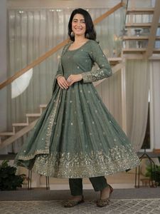 Nouvelle tenue Anarkali de créateur pour mariage et soirée, en soie froissée lourde, avec broderie de sequins, Anarkali et pantalon avec dupatta - Product Image 2