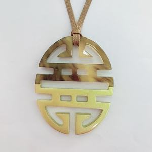 Colgante Ovalado de Cuerno Lacado Hecho a Mano para Mujer, Diseño Moderno, Hecho a Medida en Vietnam para Aniversario - Product Image 1