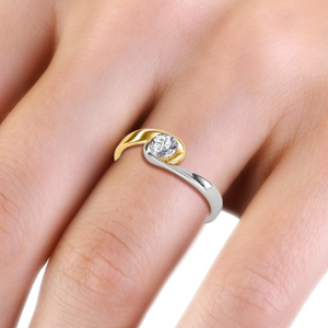 Bague de fiançailles en diamant de laboratoire taille ronde, design unique, avec métal bicolore, classique solitaire en forme de bypass en or massif 14 carats - Product Image 3