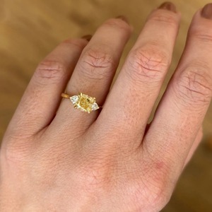 Anillo de Tres Piedras de Diamante Cultivado en Laboratorio, Corte Radiante, 1.50CT, Oro Amarillo, Joyería Fina para Novia, Venta al Por Mayor - Product Image 5
