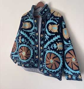 Veste en velours brodée à la main, style bohème, motif floral Suzani - Product Image 3