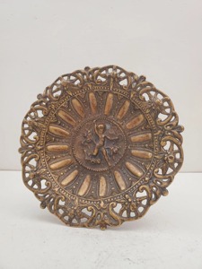 Cuenco decorativo estilo real de metal dorado, perfecto para uso diario, exhibición de frutas en la mesa y para cestas de regalo. Hecho a mano en India. - Product Image 2