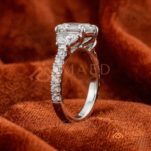 Élégante bague de fiançailles en argent sterling 925 avec trois diamants taille coussin et bande pavée pour femme - Product Image 3