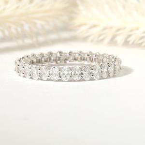 Bague d'éternité de luxe en or massif jaune et blanc avec diamants taille ovale, sertie sur toute la surface, pour mariage, couleur E, à griffes partagées, bijoux fins - Product Image 2