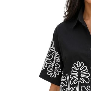Camisa Corta Negra para Mujer con Botones, Bordado Floral Blanco, Manga Corta, Blusa Casual de Verano, Top de Algodón de Diseño Personalizado - Product Image 3