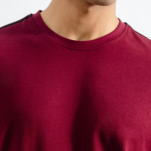 เสื้อยืดโอเวอร์ไซส์ทรงสลิม คอโอ ผลิตตามแบบ OEM เนื้อผ้าโพลีเอสเตอร์/คอตตอน ระบายอากาศได้ดี แห้งเร็ว เป็นมิตรต่อสิ่งแวดล้อม ป้องกันการหดตัว เหมาะสำหรับผู้ชายไซส์ใหญ่ สไตล์ฮิปฮอป รับผลิตตามแบบ - Product Image 5