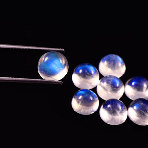 Pierre de lune arc-en-ciel naturelle de haute qualité de 5 mm, lisse et polie, avec jeu de couleurs, certifiée par une tierce partie, provenant du Rajasthan, de la marque Anam Emporium - Product Image 1