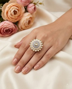 Bague de luxe plaquée or avec fleur AD, bordure de perles, style ethnique Kundan, ajustable, vente en gros, pour réceptions et fêtes, bijoux d'imitation - Product Image 6