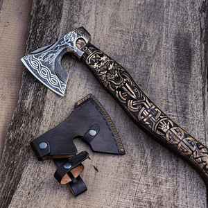 Hache de combat viking artisanale en acier au carbone avec fourreau en cuir gravé, idéale pour le camping, idée cadeau DIY pour lui, manche en bois sculpté à la main - Product Image 1