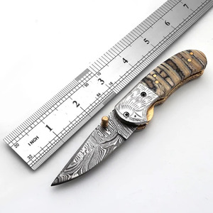 Navaja de bolsillo plegable de acero de Damasco personalizada con mango de resina rayada y bolster grabado, para EDC, caza y camping, directamente del fabricante. - Product Image 2