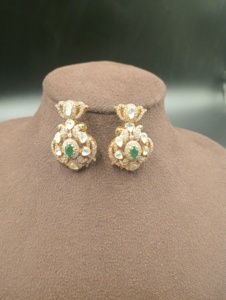 Boucles d'oreilles pendantes en cristal vert Amaira Jewels, strass blancs, design floral argenté, design ethnique pour femmes, provenant du Rajasthan - Product Image 4