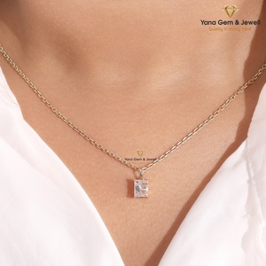 Pendentif lettre E simple et élégant en or jaune massif 14 carats, couleur F, clarté VS1, 1,00 carat, pour unisexe, diamant cultivé en laboratoire CVD - Product Image 4