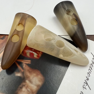 Fermeture en cuir de bouton à bascule de corne de buffle Vintage personnalisée pour manteaux et vestes longues produit d'artisanat naturel par FWE - Product Image 4