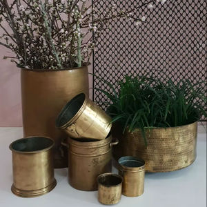 Macetero de hierro de calibre grueso para exhibición decorativa duradera en jardines exteriores - Product Image 1