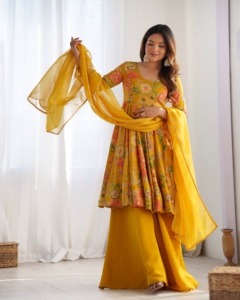 Ensemble Kediya Kurta Palazzo en soie romaine Chanderi imprimée avec dupatta en organza Tabby – Tenue ethnique festive exclusive - Product Image 3