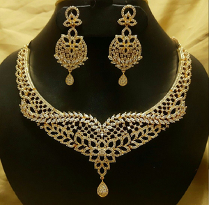 Design en feuille d'or mat associé à des jhumkas ornés de perles. Beauté traditionnelle, disponible à prix de gros. - Product Image 3