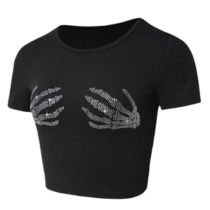 Camisetas cortas de mujer al por mayor con marca personalizada, estilo mixto, con diseño de mano de esqueleto y detalles de pedrería - Product Image 3