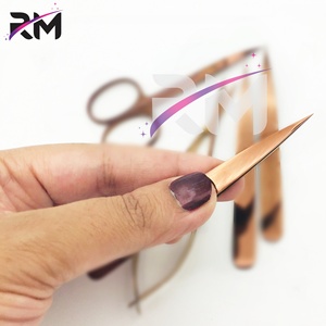 Juego de Pinzas para Cejas RMI de Alta Calidad, 4 Piezas, Acabado Plasma en Oro Rosa, Estuche de Lujo con Punta Puntiaguda - Product Image 1