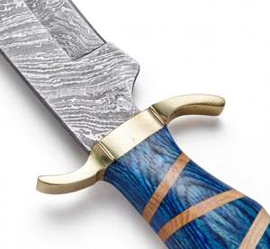 Herramienta multiusos personalizada con mango de madera azul vibrante y detalles en madera clara, con protector de doble quillón de latón. - Product Image 4