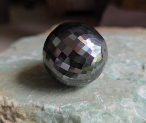 เพชรโมอิสซาไนต์ทรงกลมสีดำ น้ำหนักประมาณ 602 กะรัต พร้อมเจาะรู คุณภาพการเจียระไนระดับ AAA - Product Image 4