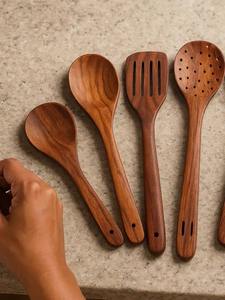 Cuillère en bois de style rustique fabriquée en Inde pour la cuisine traditionnelle et le service à table, disponible au meilleur prix - Product Image 5