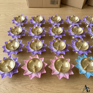 Diya de Latón Hecha a Mano con Base de Pétalos de Flores Moradas, Lámpara Decorativa de Aceite para Regalos Festivos - Product Image 5