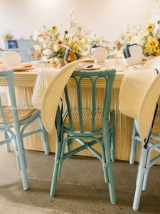 Chaises en rotin faites à la main pour enfants, idéales pour la location événementielle, mariages, anniversaires, baby showers, et la décoration de nurseries. - Product Image 1