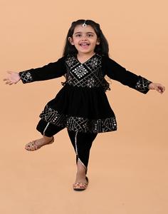 Conjunto de kurti de terciopelo de manga larga y dhoti - Negro - Product Image 2