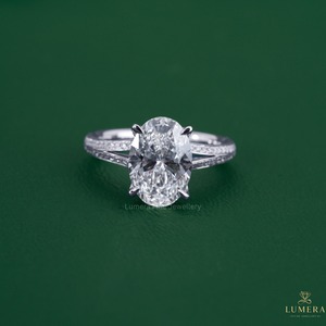 แหวนวินเทจทองคำขาว 14K-18K ประดับเพชรทรงรีเพาะเลี้ยงในห้องปฏิบัติการ รับรองโดย IGI ดีไซน์แบบ Solitaire สำหรับวันครบรอบ พร้อมก้านแหวนแบบแยกส่วนและฝังเพชรแบบ Pave ซ่อนอยู่ - Product Image 2