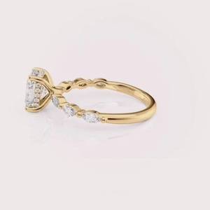 Bague de fiançailles en diamant de laboratoire taille coussin en or blanc/rose et or jaune 14 carats, solitaire avec pierres latérales - Product Image 4