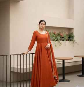 ชุดเดรส Anarkali สไตล์บูติกคุณภาพสูงสำหรับผู้หญิง ออกแบบโดยดีไซเนอร์ชาวอินเดียและปากีสถาน เหมาะสำหรับงานปาร์ตี้ พร้อมงานปักด้วยเครื่องจักร ชุดสัลวาร์ คามีซ - Product Image 4