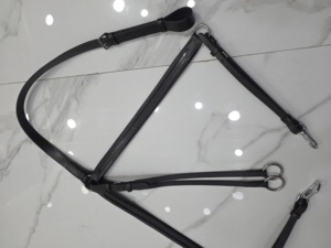 Pechera de cuero de última tendencia con martingala y herrajes de latón de canal vacío. Personaliza el ancho del canal vacío de la pechera. - Product Image 3