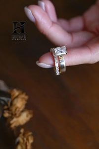 Anillo de compromiso de oro amarillo de 14K con diamante de laboratorio de corte esmeralda de lujo, diseño de banda de cigarro, ancho y plano, apilable - Product Image 4