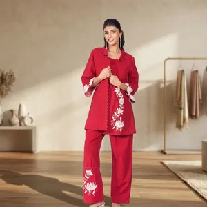 ชุดเซ็ต 3 ชิ้น เสื้อแจ็คเก็ต สายเดี่ยว กางเกงขายาว ผ้าฝ้ายปักลายดอกไม้สีแดงสำหรับผู้หญิง สไตล์หรูหราลำลอง ใส่ได้ทุกฤดู - Product Image 1
