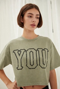 เสื้อยืดครอปท็อปสีเขียวมะกอกสำหรับผู้หญิง คอกลม แขนสั้น สไตล์ลำลอง พิมพ์ลายตัวอักษร ทรงปกติ ระบายอากาศได้ดี ผ้าเจอร์ซีย์ 100% ผ้าฝ้าย สำหรับฤดูใบไม้ผลิ - Product Image 4