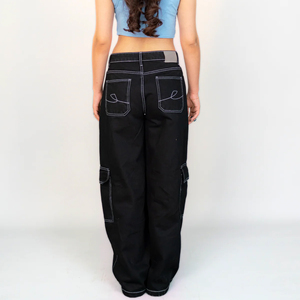 Vaqueros cargo negros rasgados para mujer, estilo streetwear, con corte recto y logotipo personalizado - Product Image 5