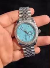 Reloj de pulsera para hombre personalizado con esfera azul marino y diamantes de moissanita. - Product Image 2