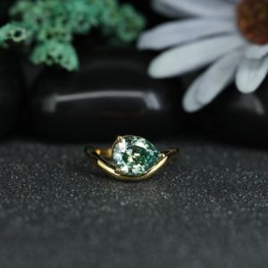Anillo de compromiso de moissanita verde talla pera de plata de ley 925 chapado en oro para mujer, anillo solitario de diseñador al por mayor - Product Image 1