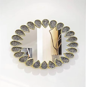 Un cadre raffiné pour miroir ajoute une profondeur architecturale et un caractère gracieux à n'importe quel aménagement intérieur. - Product Image 2