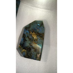 Figurine artisanale durable en labradorite bleue chatoyante naturelle de forme libre – Décoration de maison, cadeau d'affaires, pièce de présentation - Product Image 1