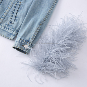 Chaqueta Vaquera Corta de Diseño Nuevo Personalizada para Mujer con Puños Desmontables de Plumas de Avestruz y Envío Rápido - Product Image 5